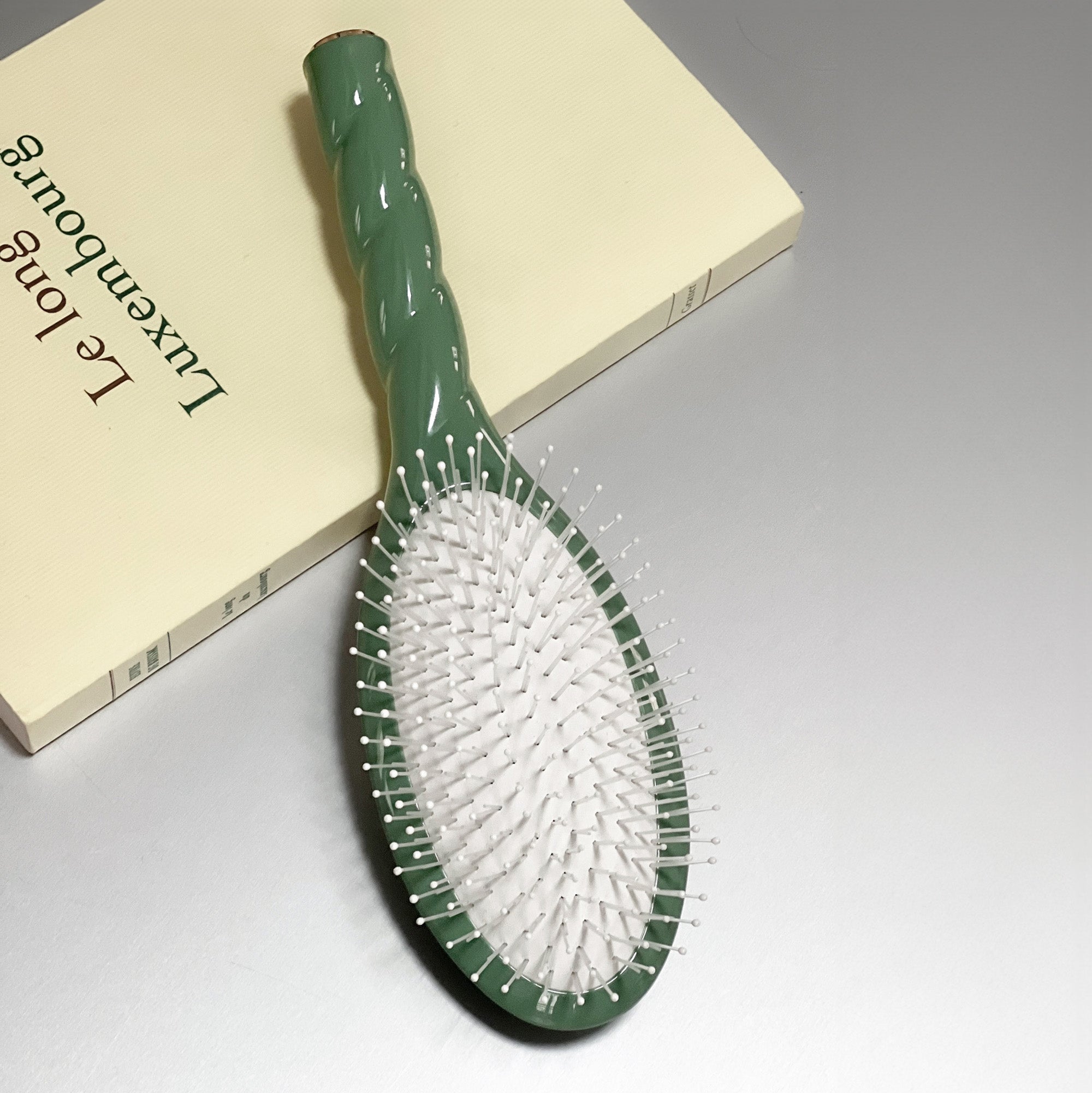 La Brosse N°04 la Miracle Dêmêlante et Massante Vert Amande